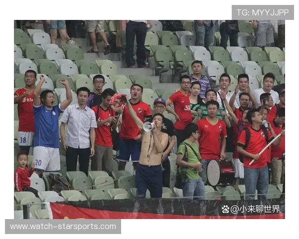 国足逆转取胜锁定出线名额全队士气大振展现顽强拼搏精神赢得球迷喝彩
